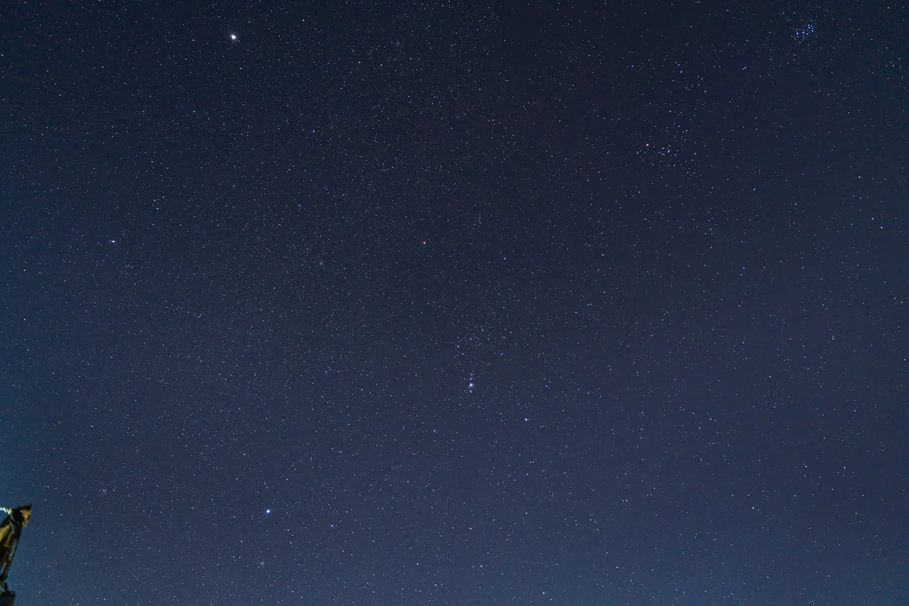 深蓝天空中散布的星点