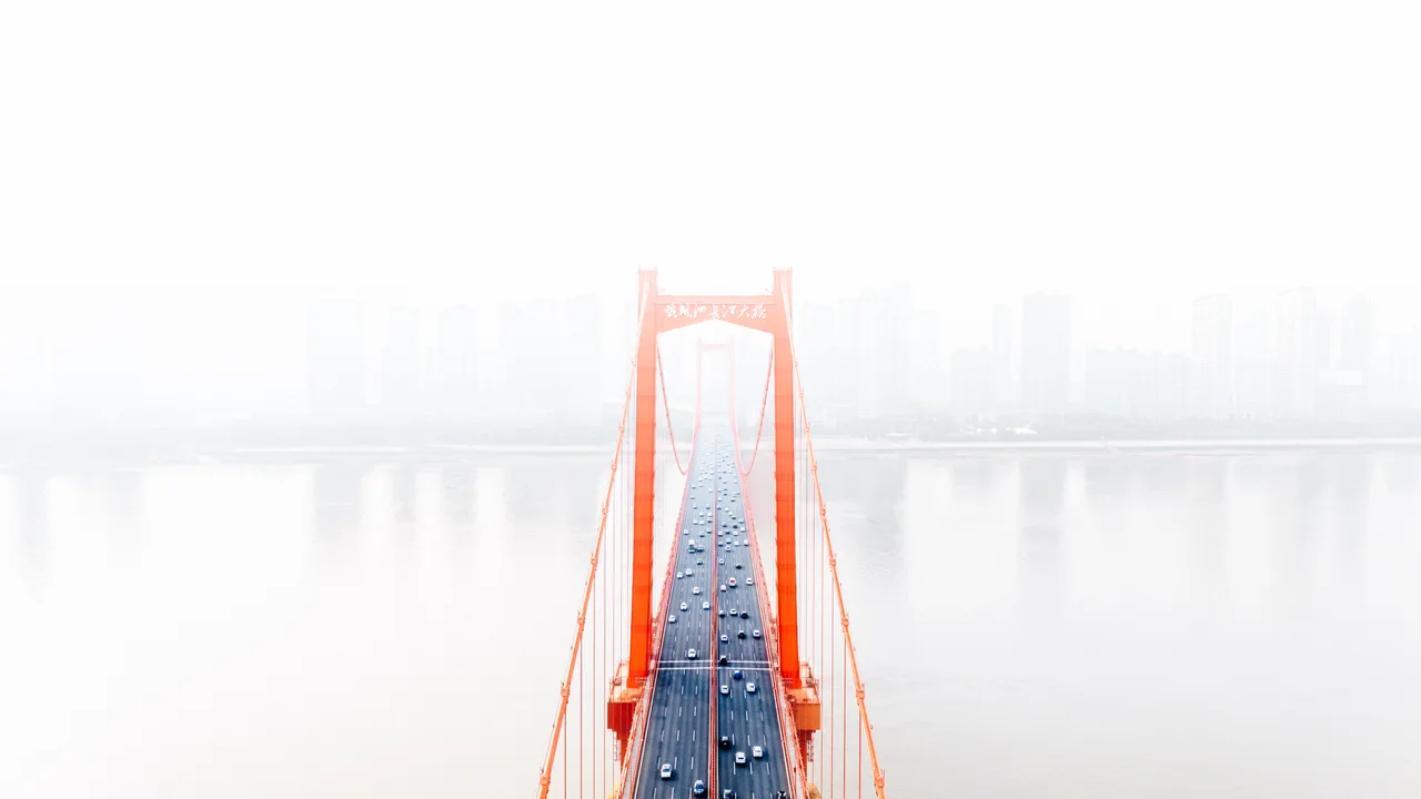 红色桥梁的近景